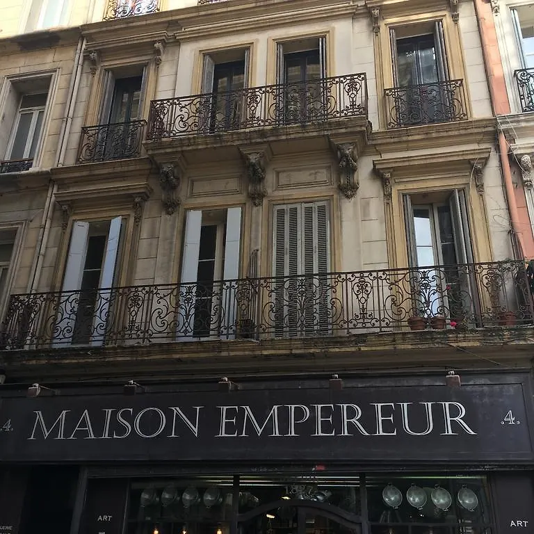 Une Nuit Dans L'Arriere Boutique Hotel Marseille Apartment